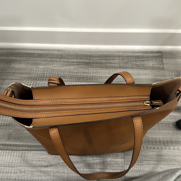 AUTHENTIC MICHAELS KORS TOTE - Picture 7 of 8